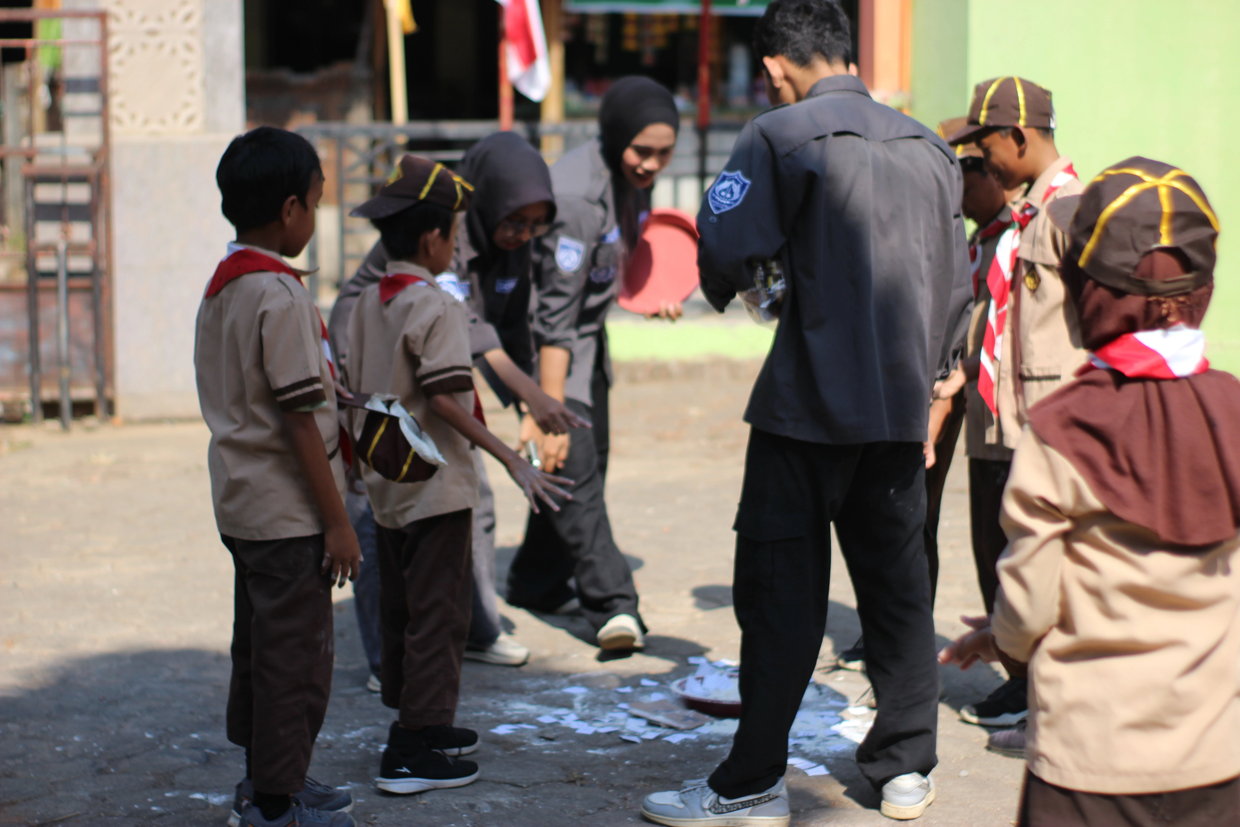 Edukasi Lingkungan Lewat Outbound Kreatif, UKM Racana Polibang Tanamkan Kepedulian Sampah Sejak Dini di SDN Wanusobo